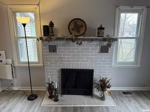 Living - 205 State St, Christopher, IL 62822 photo 2 of 2