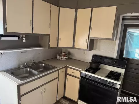 Kitchen - 205 State St, Christopher, IL 62822 photo 2 of 3