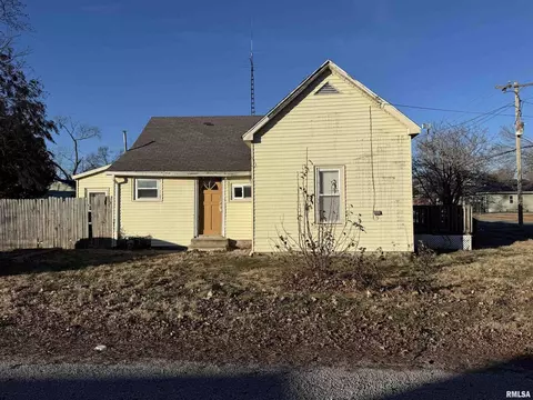 Exterior - 205 State St, Christopher, IL 62822 photo 2 of 2