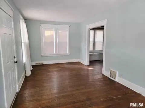 Living - 334 S Lincoln Blvd, Centralia, IL 62801 photo 2 of 3