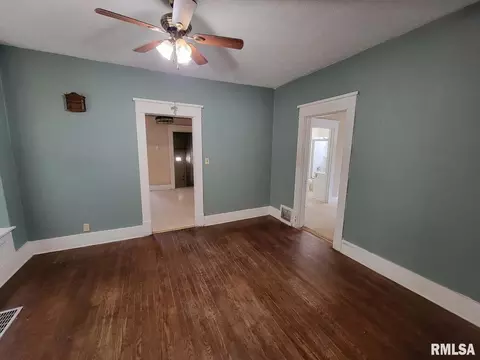 Living - 334 S Lincoln Blvd, Centralia, IL 62801 photo 3 of 3
