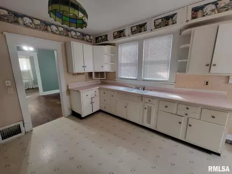 Kitchen - 334 S Lincoln Blvd, Centralia, IL 62801 photo 2 of 2