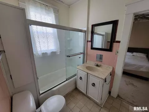 Bath - 334 S Lincoln Blvd, Centralia, IL 62801 photo 1 of 2