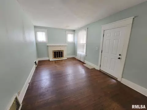 Living - 334 S Lincoln Blvd, Centralia, IL 62801 photo 1 of 3