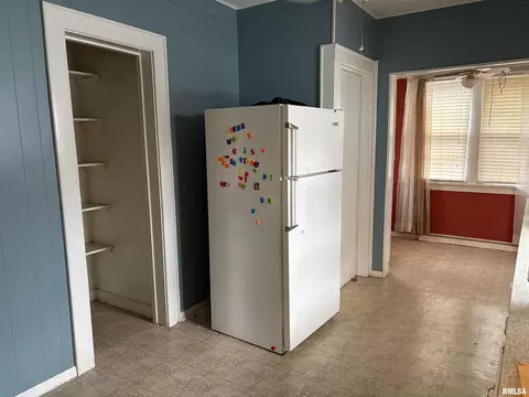Entry Way - 433 Linden, Centralia, IL 62801 photo 2 of 2