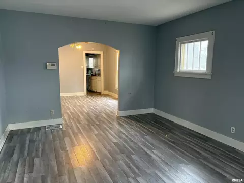 Living - 433 Linden, Centralia, IL 62801 photo 2 of 5