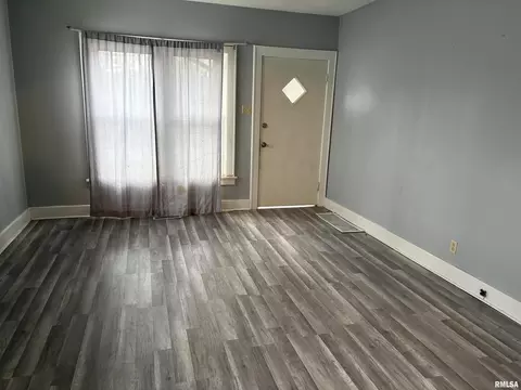 Living - 433 Linden, Centralia, IL 62801 photo 1 of 5