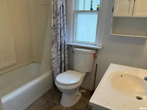 Bath - 433 Linden, Centralia, IL 62801 photo 1 of 1