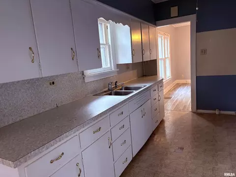 Entry Way - 433 Linden, Centralia, IL 62801 photo 1 of 2