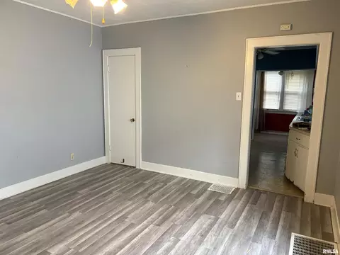 Living - 433 Linden, Centralia, IL 62801 photo 4 of 5