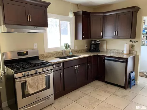 1532 1st St, Moline, IL 61265 photo 3