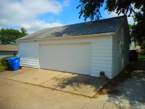 427 43rd St, Moline, IL 61265 photo 4
