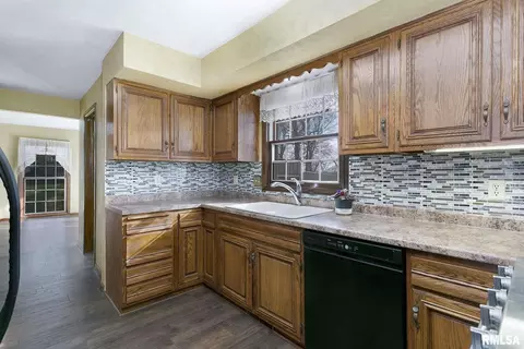 3562 13th St, Moline, IL 61265 photo 4