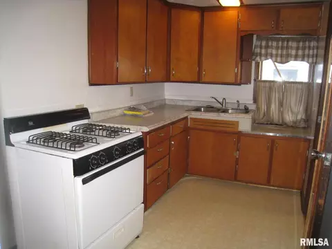 352 16th St, Silvis, IL 61282 photo 7