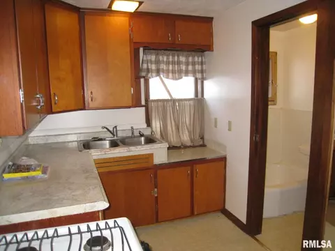 352 16th St, Silvis, IL 61282 photo 8