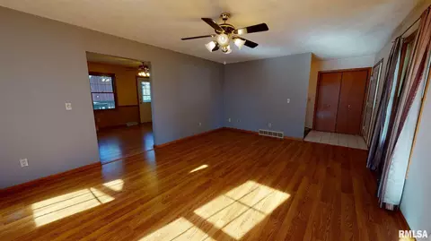 2709 47th St, Moline, IL 61265 photo 2