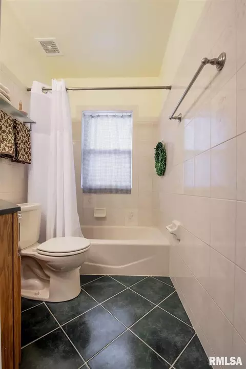 2415 28th St, Moline, IL 61265 photo 7
