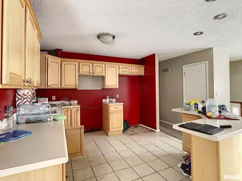 28 Park View Dr, Eldridge, IA 52748 photo 2