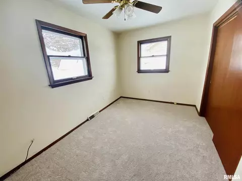 601 W 3rd St, Sherrard, IL 61281 photo 9