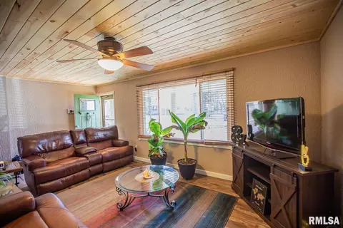 311 E Bond St, Herrin, IL 62948 photo 5