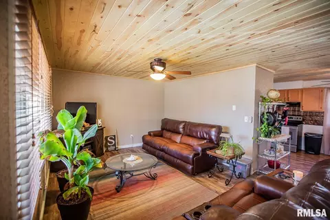 311 E Bond St, Herrin, IL 62948 photo 3