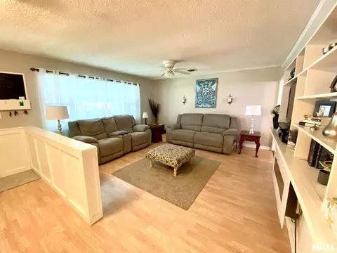 521 Frederick St, Herrin, IL 62948 photo 4
