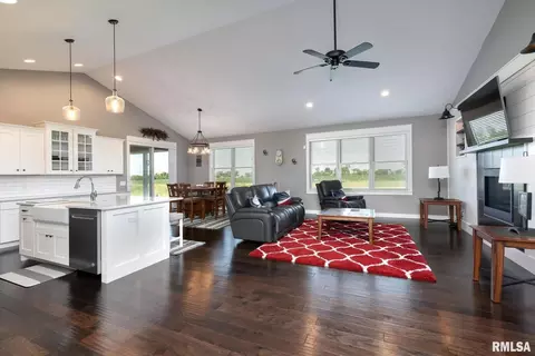 980 Muirfield Cir, Eldridge, IA 52748 photo 3