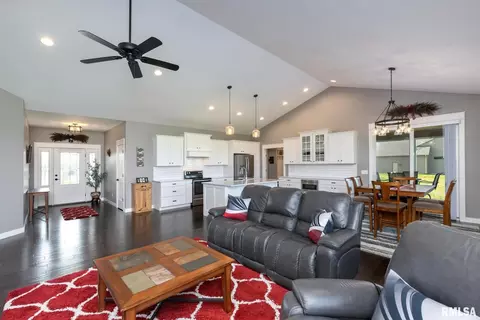 980 Muirfield Cir, Eldridge, IA 52748 photo 5
