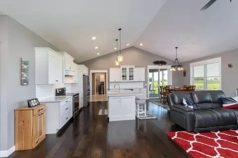 980 Muirfield Cir, Eldridge, IA 52748 photo 4