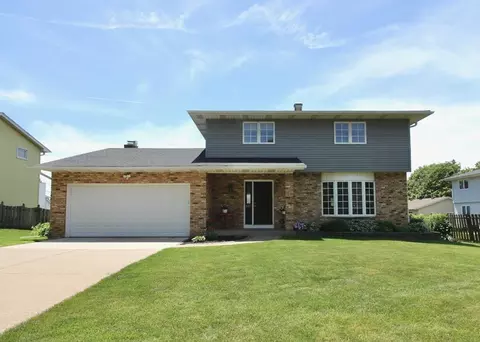 617 Brookview Dr, Eldridge, IA 52748 photo 1