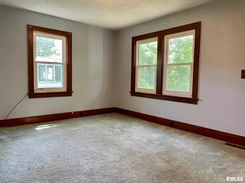 417 1st St, Silvis, IL 61282 photo 5