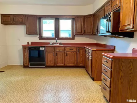 417 1st St, Silvis, IL 61282 photo 6