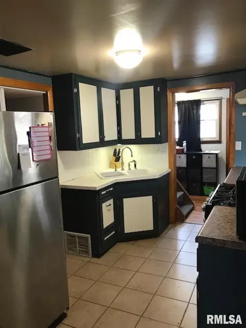517 4th St, Moline, IL 61265 photo 5