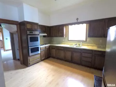 433 44th St, Moline, IL 61265 photo 5