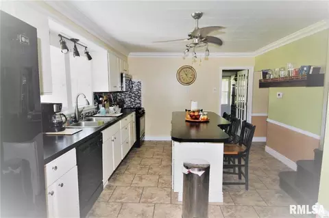 205 W Smith St, Herrin, IL 62948 photo 3