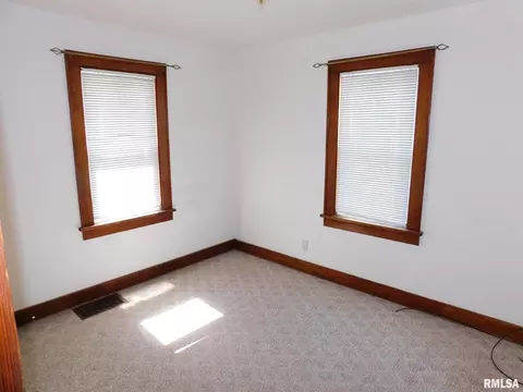 1018 10th St, Silvis, IL 61282 photo 9