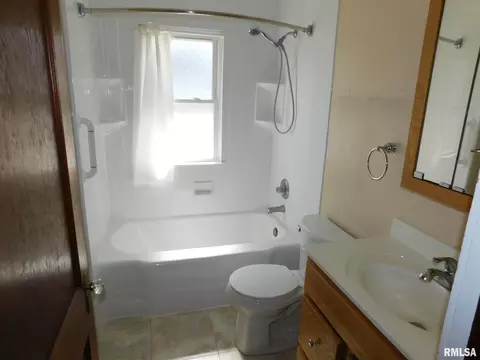 1018 10th St, Silvis, IL 61282 photo 8