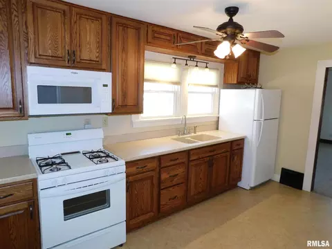 1018 10th St, Silvis, IL 61282 photo 5