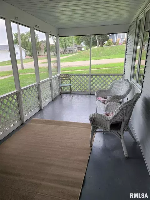 803 5th St, Fulton, IL 61252 photo 2