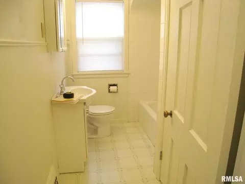 1122 26th St, Moline, IL 61265 photo 8