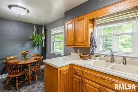 1064 29th St, Moline, IL 61265 photo 3