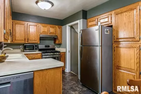 1064 29th St, Moline, IL 61265 photo 4
