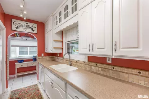 2512 30th St, Moline, IL 61265 photo 13