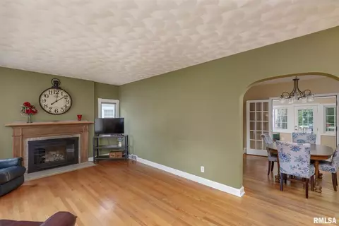 2512 30th St, Moline, IL 61265 photo 9