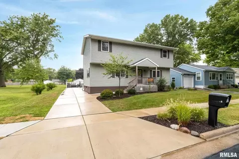 306 N 4th St, Eldridge, IA 52748 photo 2