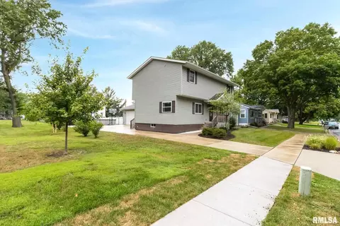 306 N 4th St, Eldridge, IA 52748 photo 3