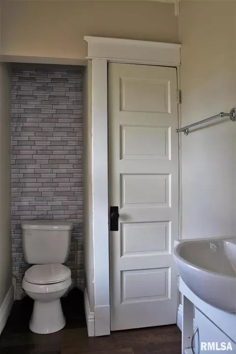 1911 11th St, Moline, IL 61265 photo 8