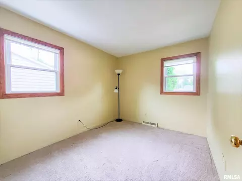 4915 52nd Ave, Moline, IL 61265 photo 9