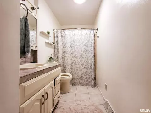 4915 52nd Ave, Moline, IL 61265 photo 8