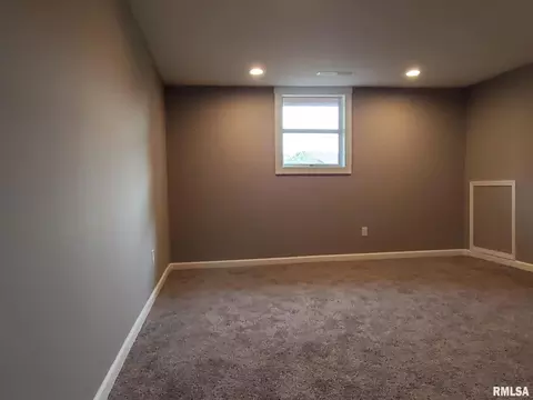 206 W Spring St, Eldridge, IA 52748 photo 2